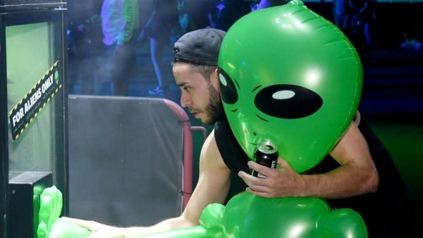 
                              Hundreds of Earthlings descend on Area 51 after internet joke
                      